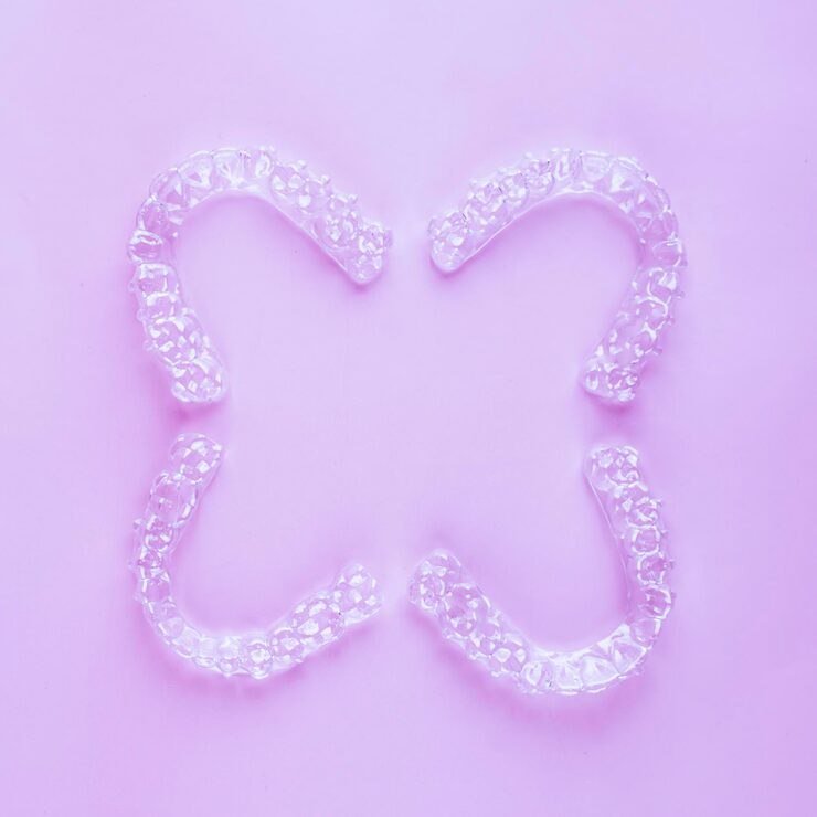 brackets-dentales-invisibles-alineadores-dentales-fondo-rosado-aparatos-ortopedicos-plastico_114354-4854 brackets-dentales-invisibles-alineadores-dentales-fondo-rosado-aparatos-ortopedicos-plastico_114354-4854