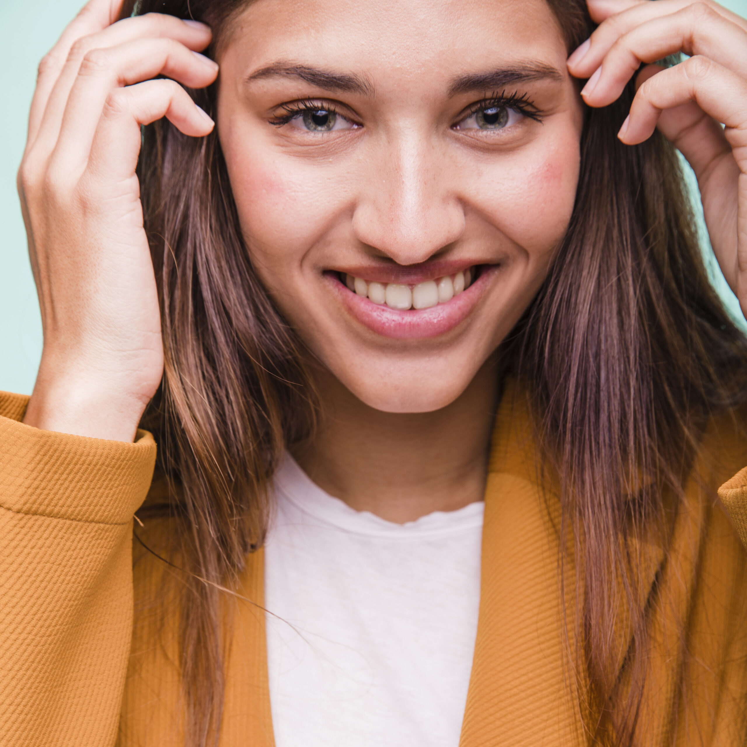 chica-morena-sonriente-posando-con-abrigo