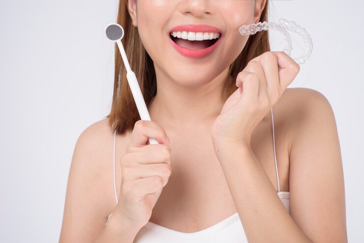 mujer-sonriente-joven-sosteniendo-aparatos-ortopedicos-invisalign-estudio-cuidado-salud-dental-concepto-ortodoncia_33799-11889 mujer-sonriente-joven-sosteniendo-aparatos-ortopedicos-invisalign-estudio-cuidado-salud-dental-concepto-ortodoncia_33799-11889